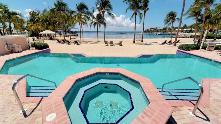 The shared saline pool and Jacuzzi overlooking the beach